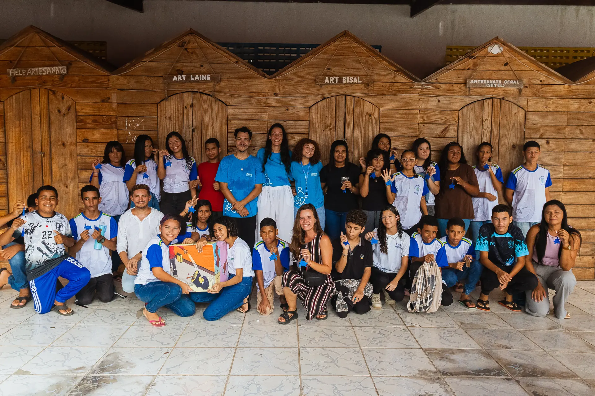 Turma de estudantes reunida com a equipe do projeto